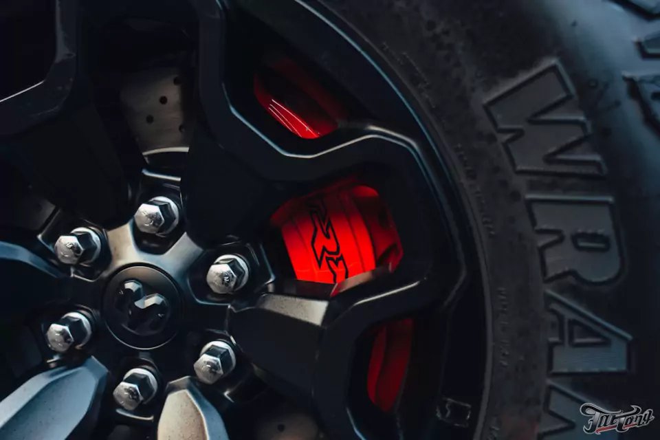 Подготовка RAM TRX для участия в MK Rally 2024: установка тормозной системы Brembo, окрас суппортов, оснащение кузова крышкой и дополнительной розеткой